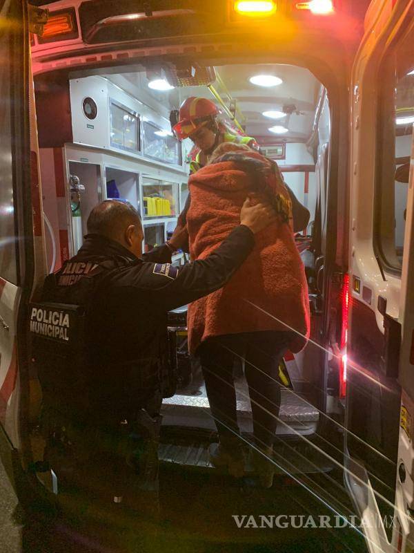 $!Personal médico trasladó a la mujer a la clínica 88 del IMSS para una revisión más completa.