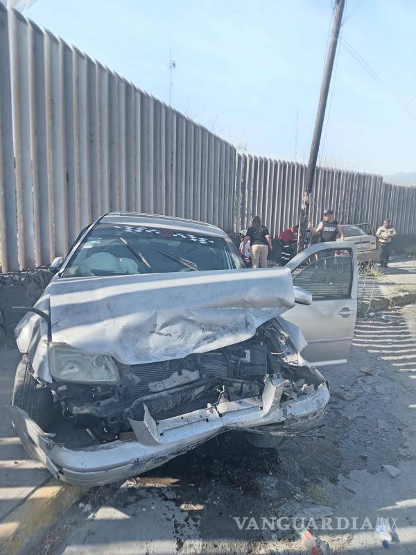 $!El auto sufrió severos daños materiales, por lo que sus tripulantes quedaron atrapados.