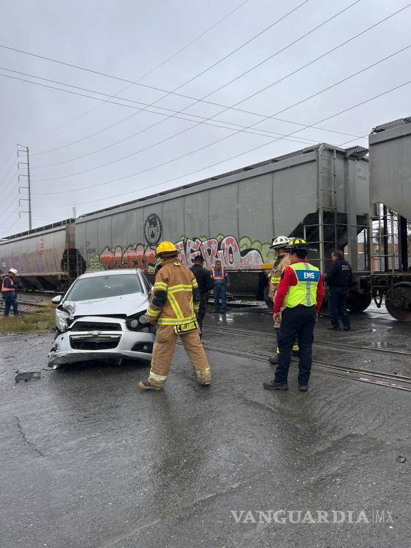 $!Paramédicos de Bomberos y Protección Civil atendieron al conductor después del accidente.