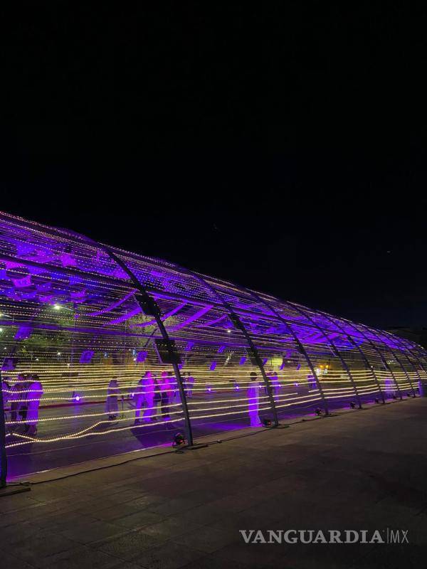 $!El túnel de bienvenida del Puente Internacional, se encontraba una intervención artística con tejidos y fotografías que honraba a mujeres que marcaron la historia.