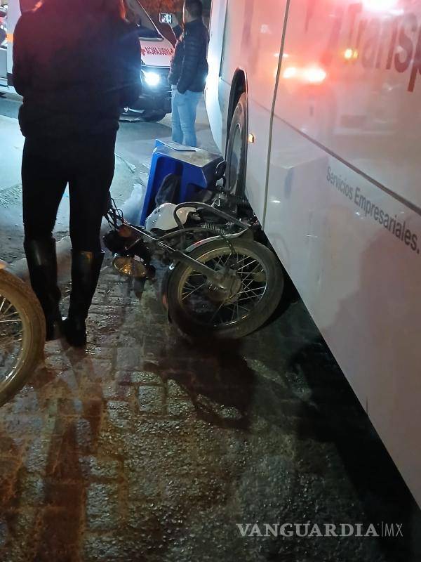 $!Elementos de Tránsito Municipal acudieron al lugar para atender el percance y mediar un acuerdo entre los conductores.