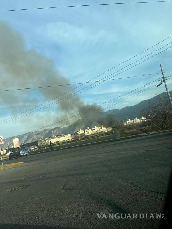 $!Debido a la oscuridad el fuego se apreció una columna de humo que pudo ser observada desde distintos puntos de la ciudad.