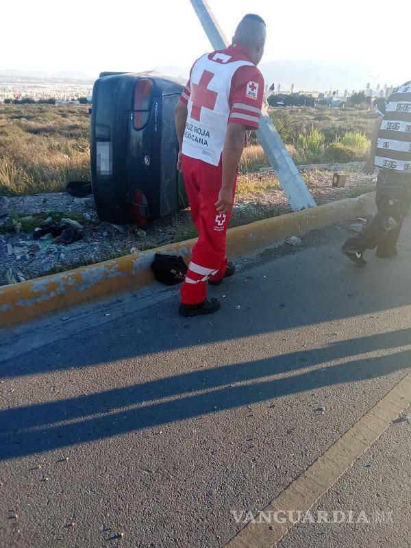 $!Paramédicos de Cruz Roja atendieron al conductor, quien resultó ileso pese al fuerte impacto y la volcadura del automóvil.