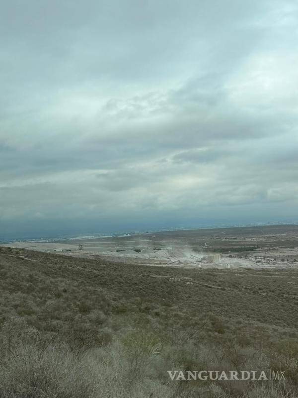 $!La actividad de extracción de piedra caliza en una pedrera ubicada sobre la carretera 57D, a la altura de la caseta de La Carbonera, genera visibles nubes de polvo que alcanzan distintos puntos de la zona serrana de Arteaga.