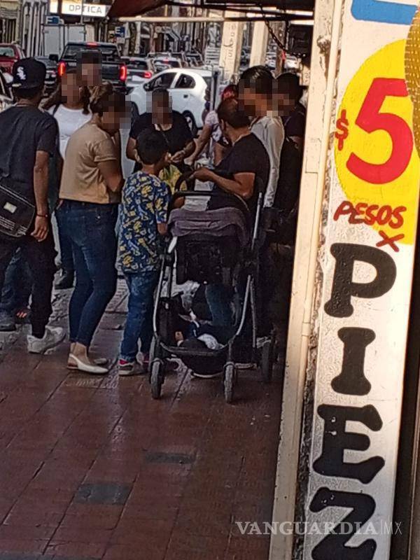 $!La multitud en la calle dificultó que el menor viera la tapa defectuosa, donde sufrió la lesión.