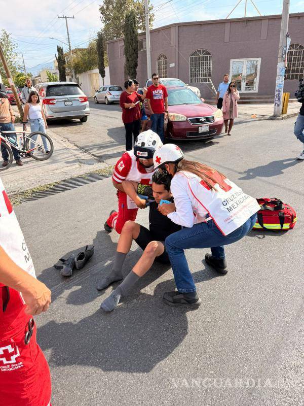 $!Paramédicos de la Cruz Roja atendieron al joven ciclista, quien presentó dolor en la pierna derecha.