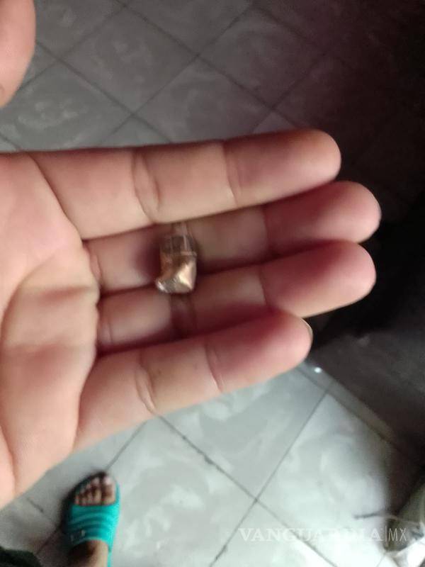 $!Casquillo calibre .22 encontrado en la vivienda afectada, evidenciando el uso de armas de fuego en el incidente.