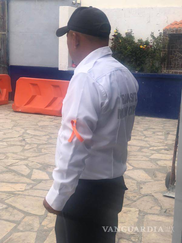 $!El lazo simbólico para hacer patente que se combate la violencia contra la mujer, se puede ver en oficiales y vehículos de la Policía de Monclova.