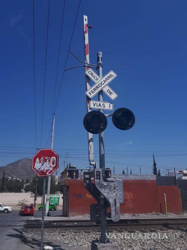 $!Los señalamientos en los cruces ferroviarios son indispensables, pero no todos los puntos de cruce cuentan con ellos.