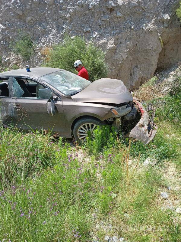 $!Una ambulancia de Protección Civil acudió al lugar y brindó atención al conductor y su acompañante.