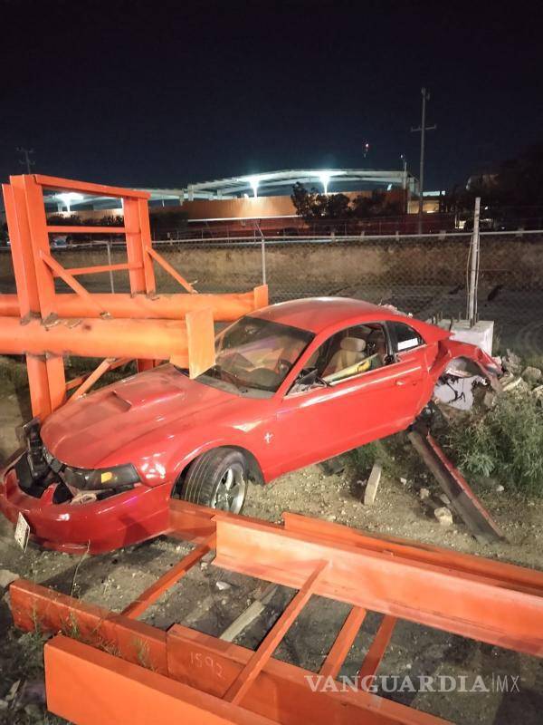 $!Autoridades aseguraron el vehículo destrozado, que será sometido a investigación por el delito de daños a propiedad ajena.