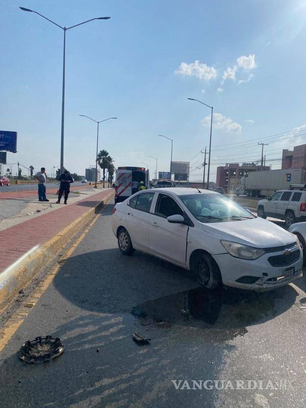 $!El Chevrolet Aveo terminó con daños de consideración tras impactarse contra el camellón central.