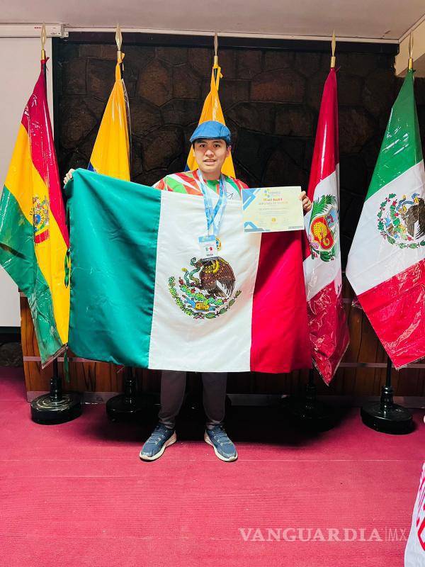 $!Gilberto Ledezma, de Saltillo, posa con la bandera de México tras destacar en competencias internacionales, previo a su participación en la Olimpiada Nacional de Matemáticas