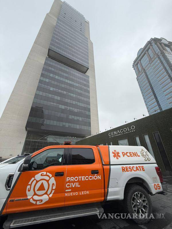 $!Evacuan a 110 personas por incendio en restaurante italiano de Valle Oriente, en Nuevo León
