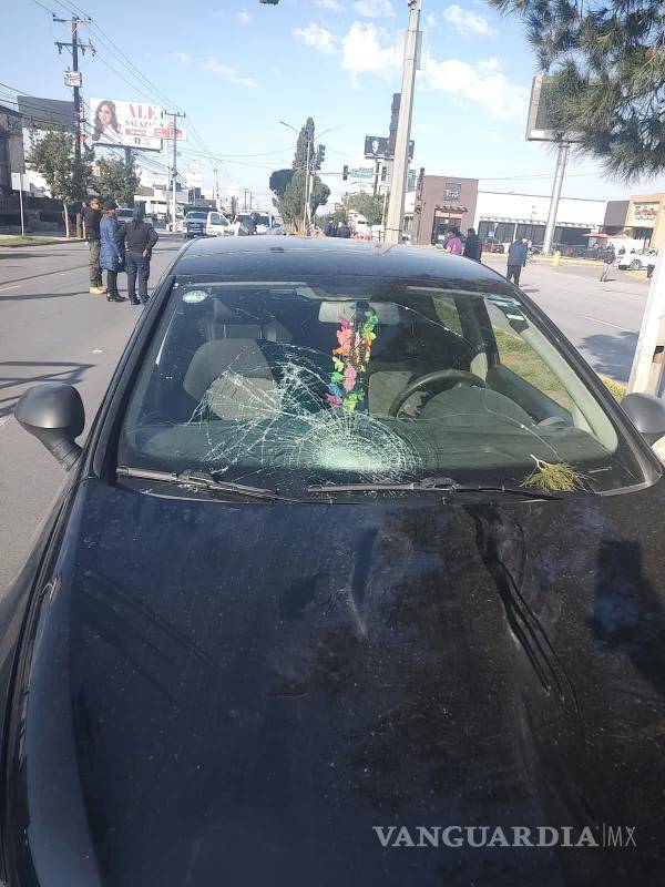 $!En el parabrisas del automóvil quedó registrado el impacto de la víctima.