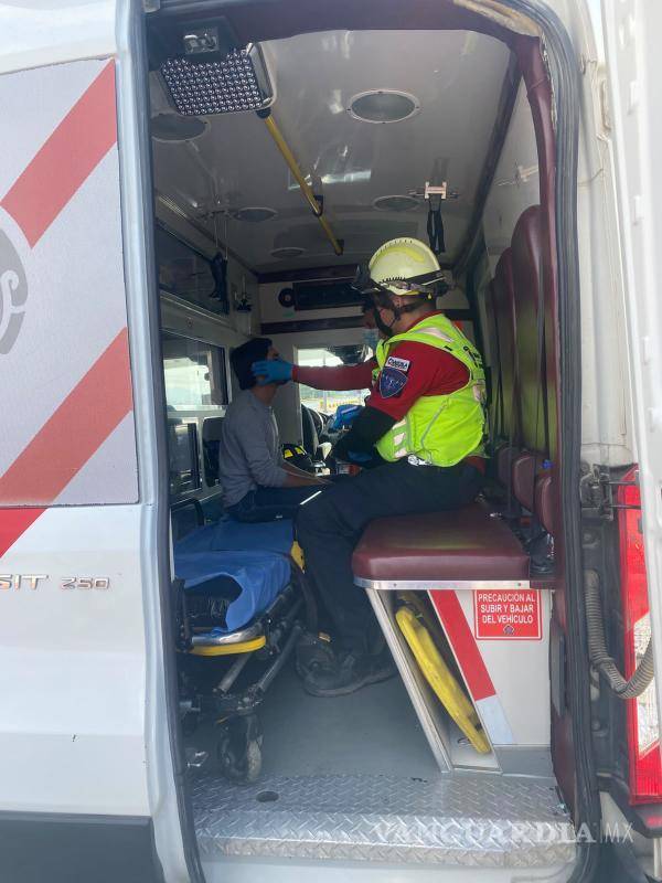 $!El joven de 20 años fue atendido en el lugar tras el accidente, aunque por fortuna no presentó lesiones de consideración.