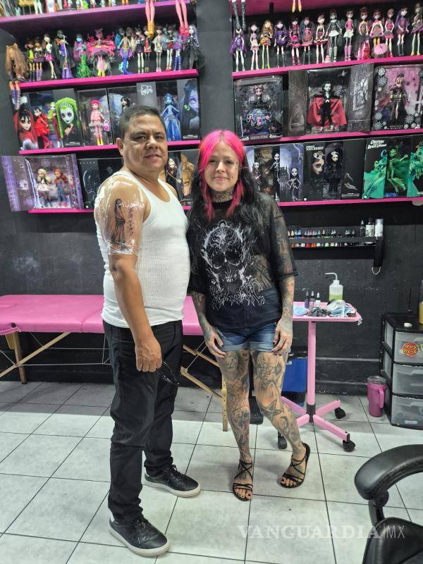 $!A más de cuatro años de la desaparición y muerte de su hija, Escobar compartió que se tatuó en el brazo derecho la última imagen que se tiene de Debanhi con vida.