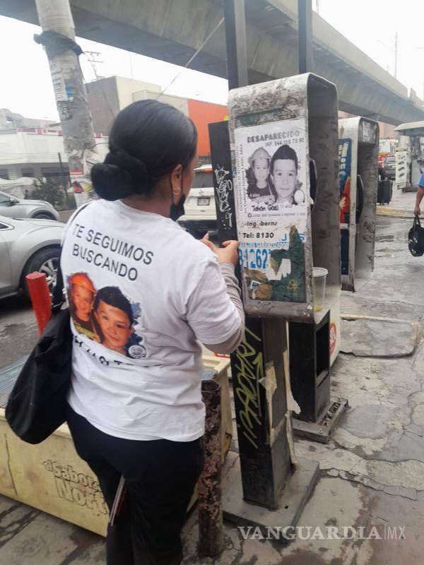 $!Miguel Cardona y Yahaira de la Cruz, padres de Johan Gael, continúan su búsqueda incansable, pegando carteles y repartiendo calendarios para mantener la conciencia pública sobre el caso.