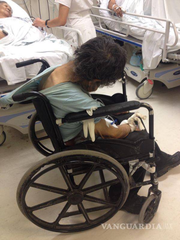 $!Este paciente fue desalojado de una cama y de ahí, llevado a la sala de espera para que lo recogieran sus familiares.