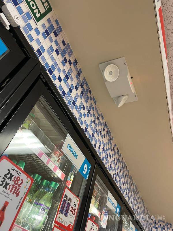 $!Otra medida de seguridad ante los robos es colocar llave a exhibidores.