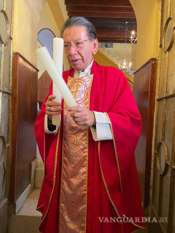 $!El ritual consiste en bendecir dos velas que luego se cruzan frente a la garganta de cada persona mientras se realiza una oración.