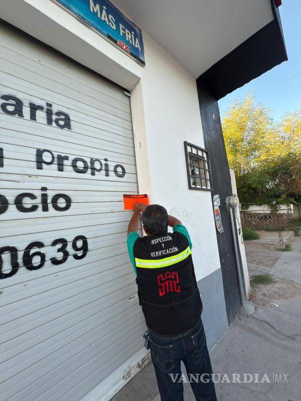 $!Inspectores municipales colocaron sellos de clausura en un expendio de Villas del Bosque por operar fuera de la ley.