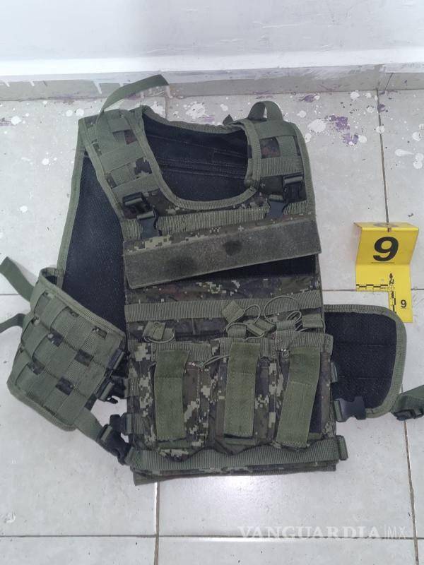 $!Entre los artículos decomisaron también figuran equipo táctico y armas, reportó la Fiscalía General de Justicia del estado.