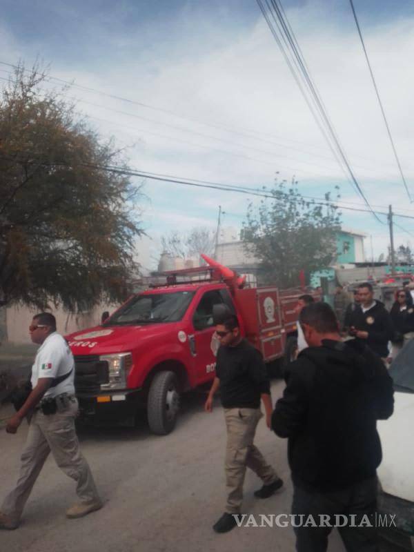 $!Vecinos del lugar, indignados por el ataque, solicitaron la presencia de autoridades policiacas.