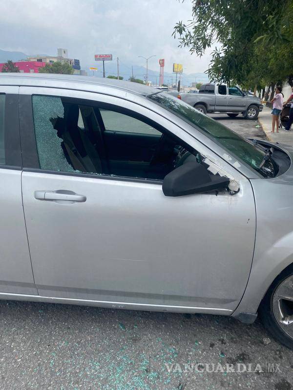 $!El dueño de este auto deberá denunciar al detenido por daños.