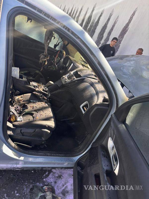 $!El incendio consumió rápidamente el interior de la camioneta Chevrolet Equinox 2015 frente a la empresa Weidmann.