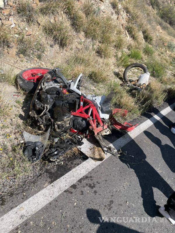 $!La moto terminó destrozada.