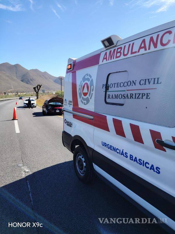 $!Unidad de urgencias básicas de Protección Civil Ramos Arizpe brindó auxilio en el lugar; los paramédicos confirmaron el fallecimiento instantáneo del peatón.