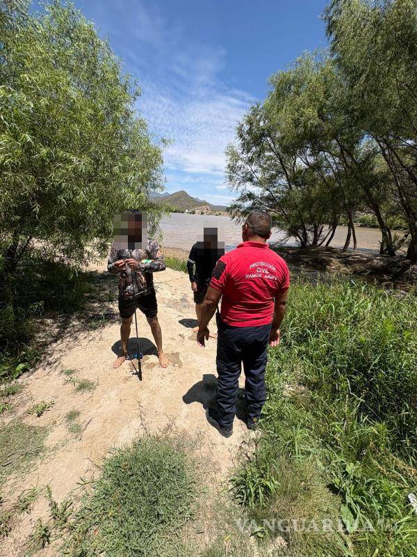 $!Tras dialogar con los visitantes, los rescatistas lograron que abandonaran el cuerpo de agua sin necesidad de realizar maniobras de rescate ni registrarse personas lesionadas.