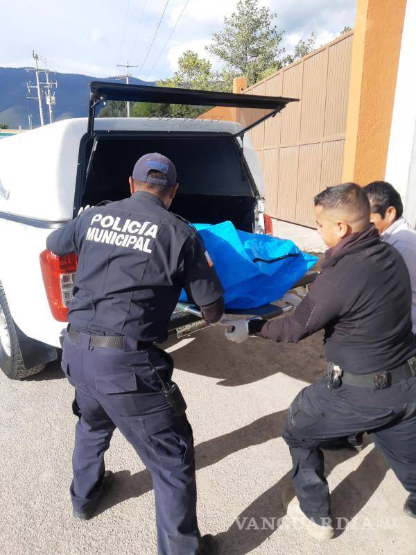 $!Las autoridades presumen que se intoxicó con un medicamento denominado Quetiapina (medicamento usado para tratar la esquizofrenia), ya que en el asiento del copiloto localizaron un frasco y dos cajas.