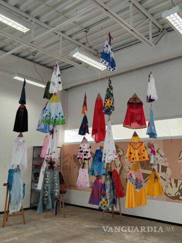 $!Cada capa fue diseñada, confeccionada y decorada de manera artesanal, integrando textiles, pintura y elementos visuales vinculados a la infancia