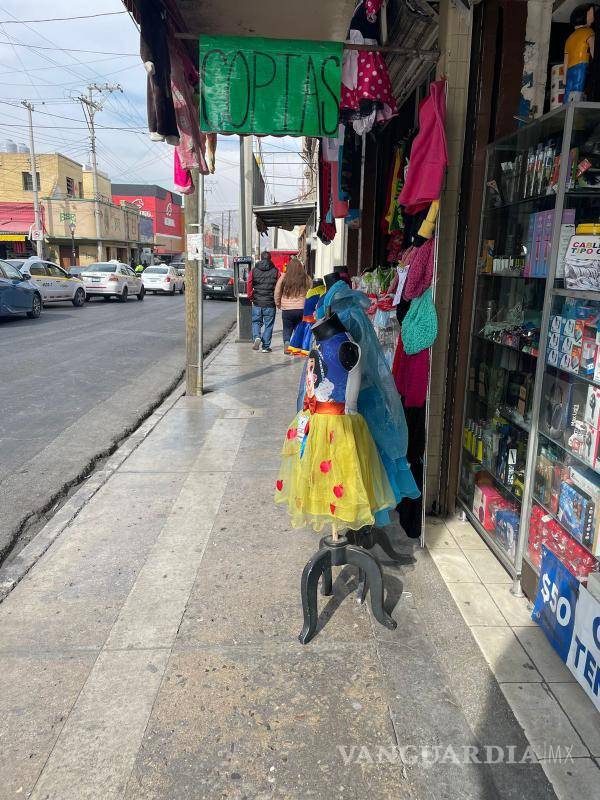 $!Algunos comerciantes de ropa que colocan maniquíes en la entrada de su negocio sobre la banqueta, aseguraron que, aunque alguna vez les advirtieron sobre que esto es prohibido, ellos siguen teniendo la indicación de colocar ahí mercancía.