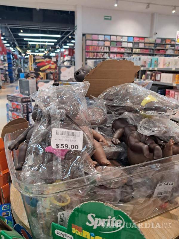 $!La muñeca ‘Natasha’, cuestionada en Asia por su diseño y uso como objeto para liberar estrés, ya se encuentra a la venta en una tienda de productos asiáticos en Saltillo.