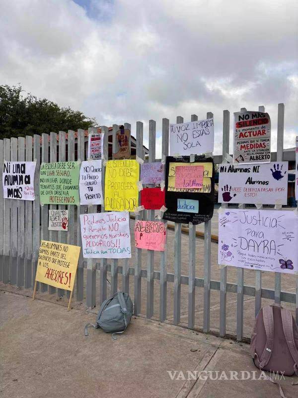 $!“Ni una alumna más”, “Justicia para Dayra” y “Tu voz importa, no estás sola” fueron algunas de las consignas escritas por estudiantes.