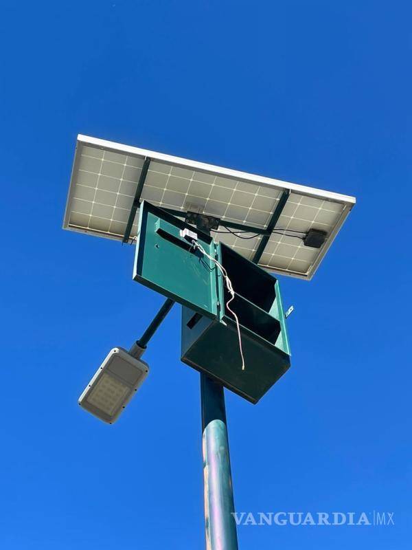 $!Postes vandalizados y cables desconectados: la falta de iluminación afecta la seguridad en el Parque Lineal.