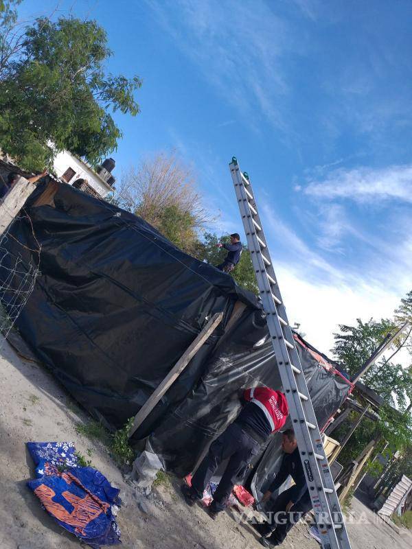 $!Los equipos de Protección Civil buscan trasladar a personas sin hogar a refugios temporales como parte de las medidas de seguridad durante el Frente Frío.