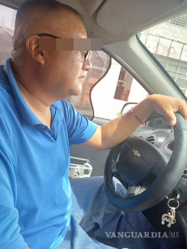 $!El taxista trata de conmover a los pasajeros con su historia.