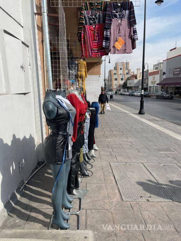 $!“Es para que la gente la vea”, comentó un vendedor, mientras que una tienda de ropa señaló que “nada más es tantito para que la gente se anime a entrar y ver más ropa”, dijeron los comerciantes.