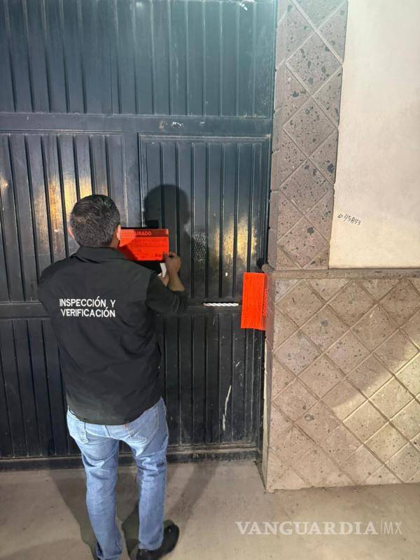 $!La suspensión de actividades fue respaldada por efectivos de la Dirección de Seguridad Pública Municipal, asegurando un desalojo ordenado y seguro.