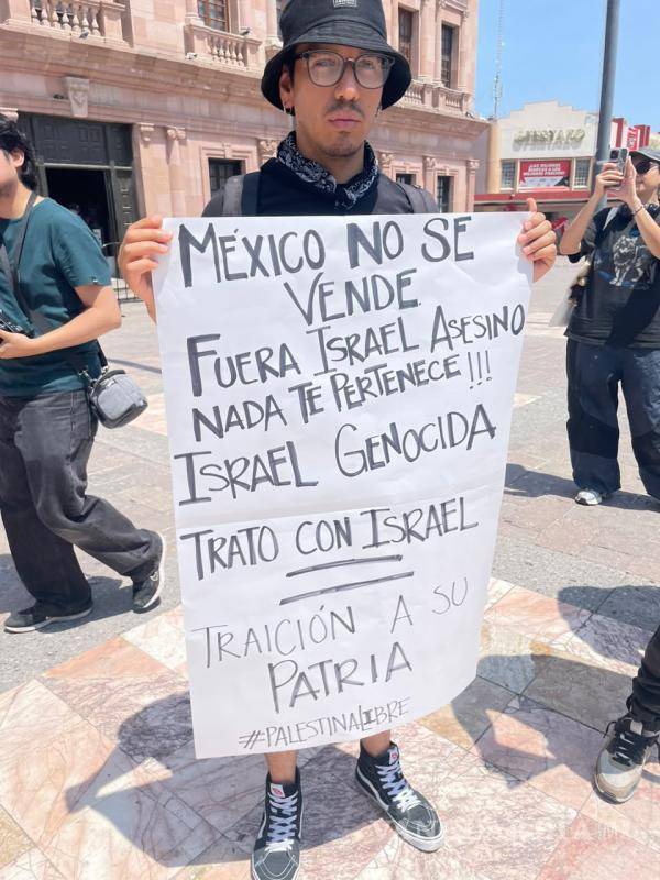 $!Los manifestantes portaron pancartas y lanzaron consignas en defensa del agua como un bien público.