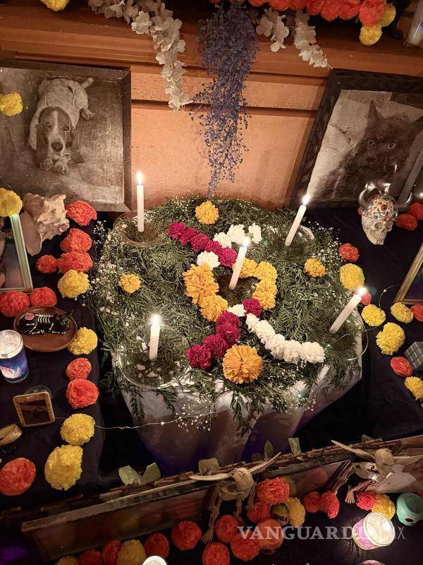 $!El bar cultural Oniria cuenta con un altar para mascotas que ocupa un cuarto completo, decorado con flores, retratos, veladoras, calaveras y pétalos, purificado con copal.