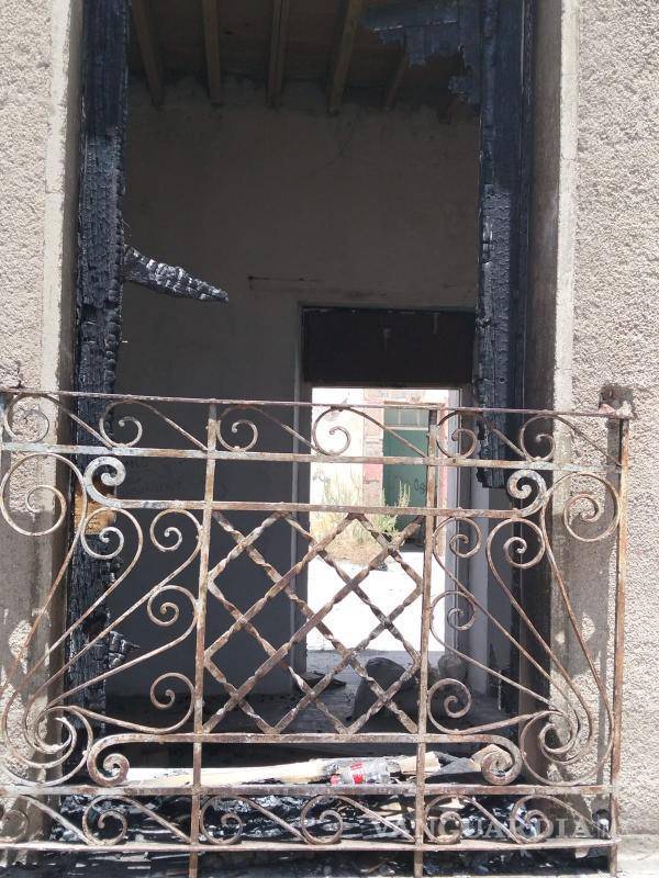 $!La ventana de una antigua vivienda habría sido incendiada para ingresar al inmueble.