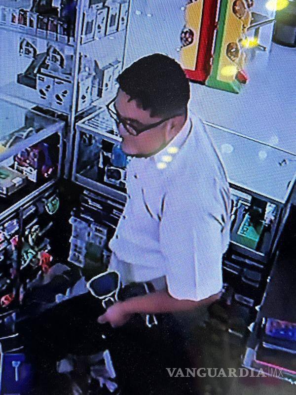 $!El delincuente fue captado en la cámara del comercio.