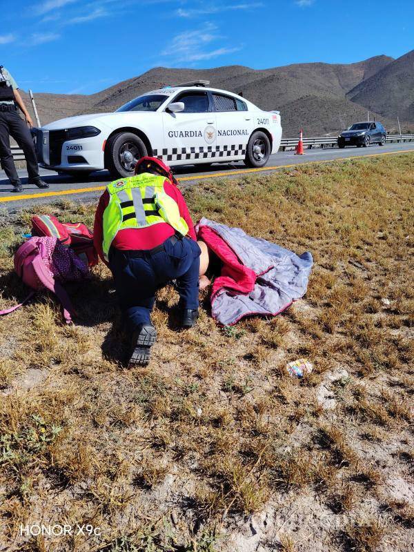 $!Elementos forenses de la FGE Coahuila y personal de la Guardia Nacional coordinaron el levantamiento del cuerpo y el peritaje en la zona.