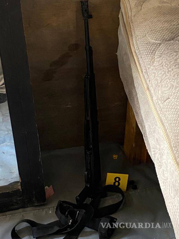 $!En el lugar se aseguró un arma larga negra sin su cargador, de acuerdo con lo que informaron las autoridades de Nuevo León.