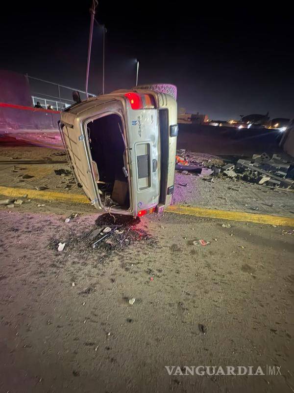 $!La Grand Cherokee terminó volcada sobre su costado izquierdo tras impactar una barda.